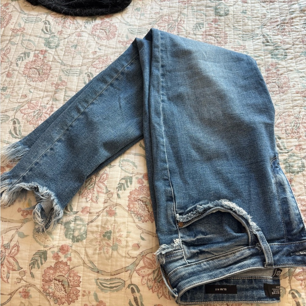 Judy Blue Frayed Hem Cropped Jeans in Blue